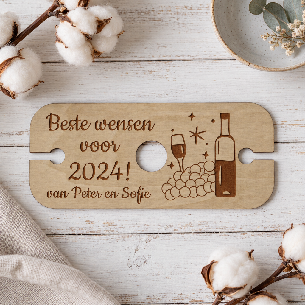 Wijnglashouder van hout met uitsparing voor fleshals en gravure "Beste wensen voor 2024! van Peter en Sofie" en wijnmotief.